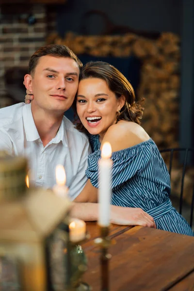 Kärleksfullt par på romantisk middag med ljus. — Stockfoto