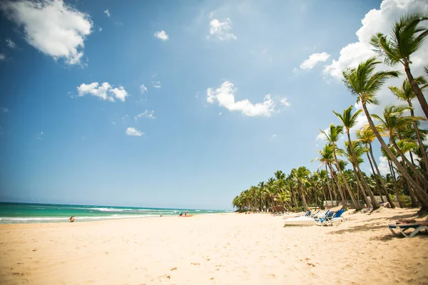Spiaggia sabbiosa senza turisti. vacanza tropicale in riva al mare. — Foto Stock