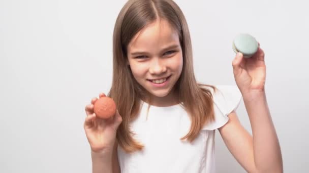 Adolescente chica baila con macarons. — Vídeos de Stock