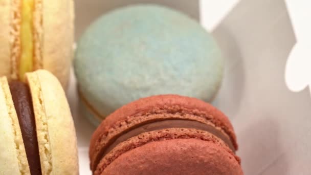 Macarons de ingredientes naturais e cores se movem na caixa. close-up . — Vídeo de Stock