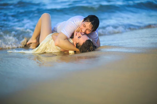 Islak giysiler içinde yeni evliler kumsalda yatarak flört ediyorlar.. — Stok fotoğraf
