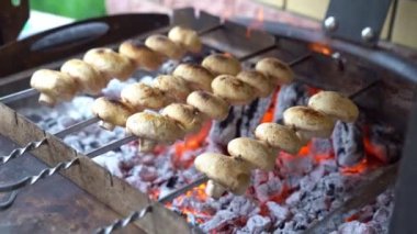 Izgarada açık ateşte kızartılmış mantarlar..