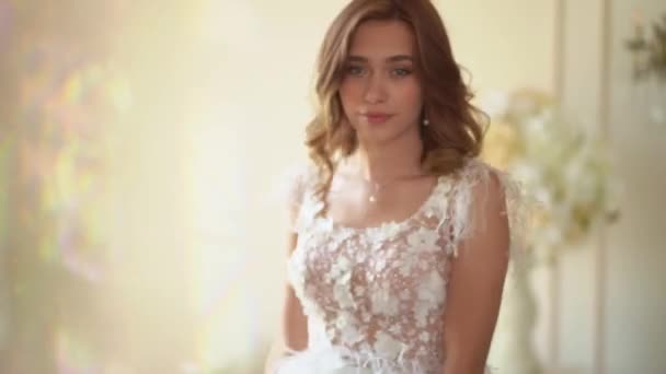 Bella sposa in abito bianco. bagliore del sole. — Video Stock