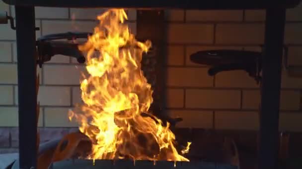 Abrir fogo no churrasco. preparação de carvões para fritar alimentos . — Vídeo de Stock