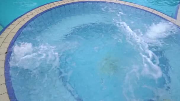 Jacuzzi, burbujas en la piscina. lugar para la relajación. — Vídeo de stock