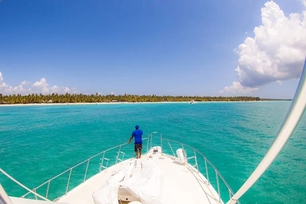 Uomo che viaggia in barca in mare aperto. — Foto Stock