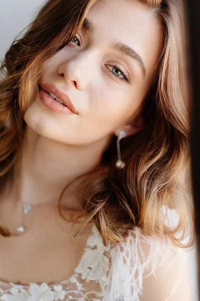 Hermosa chica con el pelo largo, maquillaje natural — Foto de Stock