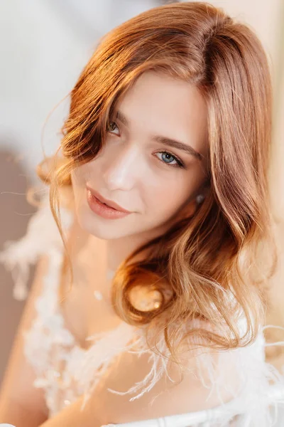 Hermosa chica con piel radiante en vestido blanco. — Foto de Stock