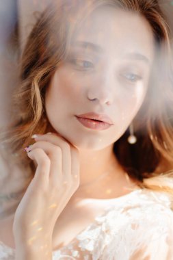 Yakın plan. Güneş parlıyor. Uzun saçlı güzel bir kız.