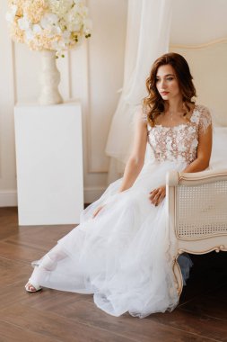 Üzgün gelin yatakta oturuyor. Düğünden önce sabah.