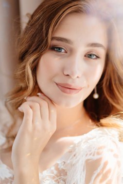 Yakın plan. Güneş parlıyor. Uzun saçlı güzel bir kız.