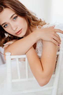 Tüylü gelinlik giymiş gelin.