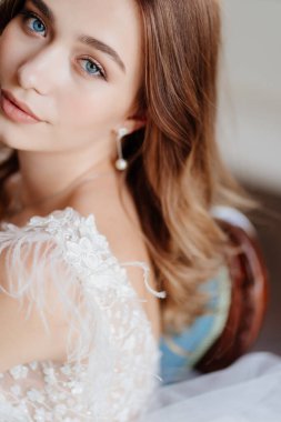 Yakın plan. Tüylü güzel bir gelin..