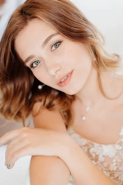 Menina bonita com pele radiante em vestido branco . — Fotografia de Stock