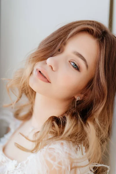 Cara de hermosa joven con maquillaje natural. — Foto de Stock
