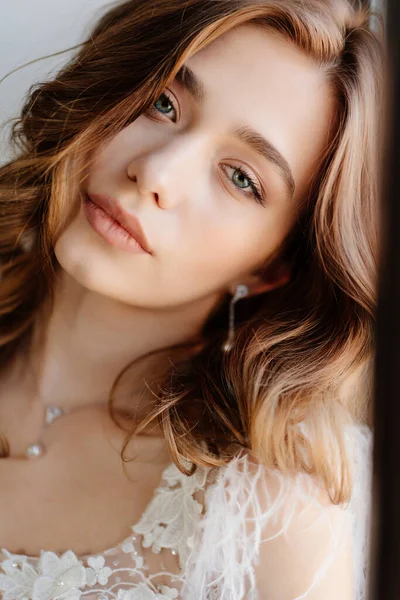 Hermosa joven con maquillaje natural. — Foto de Stock