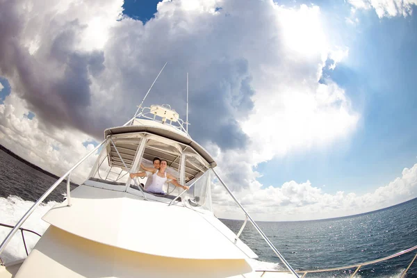 Bride and groom in white clothes travel on yacht. — Stock Photo, Image