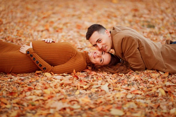 Mulher grávida com marido encontra-se no outono Parque — Fotografia de Stock