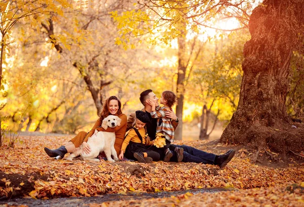 Sonbahar Parkı 'nda Retriever ailesi oturuyor..