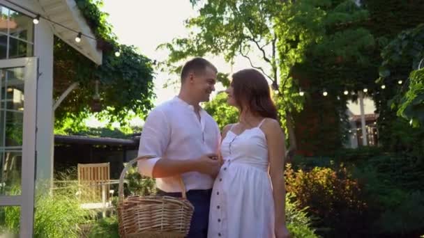 Couple, en attente de bébé, dans le jardin dans la cour. — Video