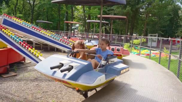 Niñas montar atracciones Parque de atracciones. — Vídeos de Stock