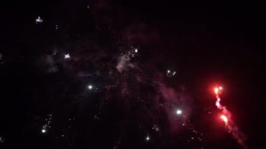 Karanlık gökyüzünde havai fişekler.