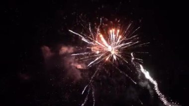 Gece gökyüzünde havai fişekler.