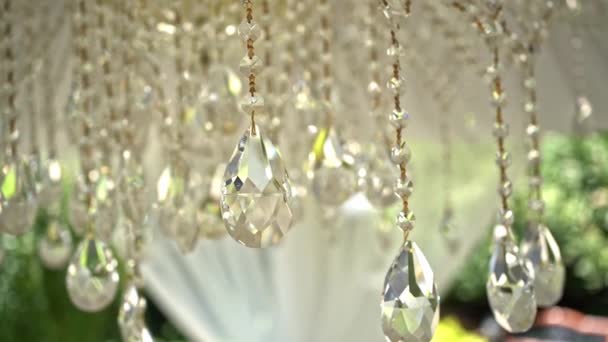 Pärlor tillverkade av genomskinliga kristaller för festlig dekoration eller interiör. — Stockvideo