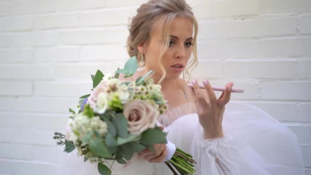 Bride was nervous before ceremony and arguing with someone on speakerphone — Stock Video