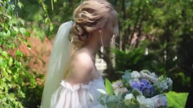 Gelin endişeli, korkmuş ve damat ile tanışmadan önce titriyor..