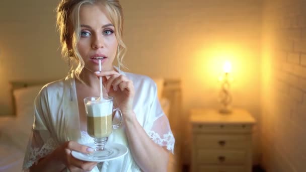 Bride drinks latte coffee through straw so as not to ruin makeup. — Stock Video