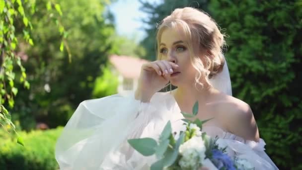 Beautiful bride is worried, afraid and shakes before meeting groom. — Stock Video