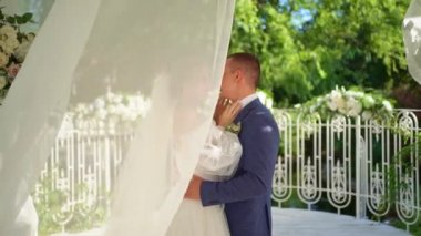 Kubbede dans eden yeni evliler Rüzgarda gelişen beyaz perdelerle