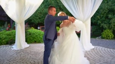 Beyaz perdelerle kubbede dans eden yeni evliler.