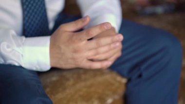 Erkek eli. Damat, gelinle tanışmadan önce gergin ve parmağına dokunuyor..