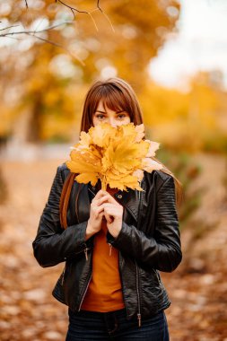 Sarı akçaağaç yapraklı güzel bir kadın.