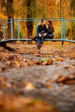 Güz Parkı 'ndaki köprüde bir adam ve bir kadın.