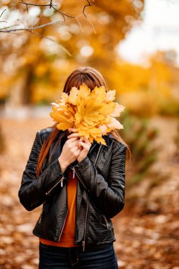Sarı akçaağaç yapraklı güzel bir kadın.