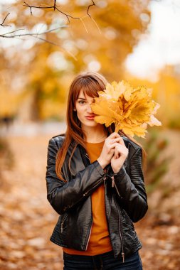 Sarı akçaağaç yapraklı güzel bir kadın.
