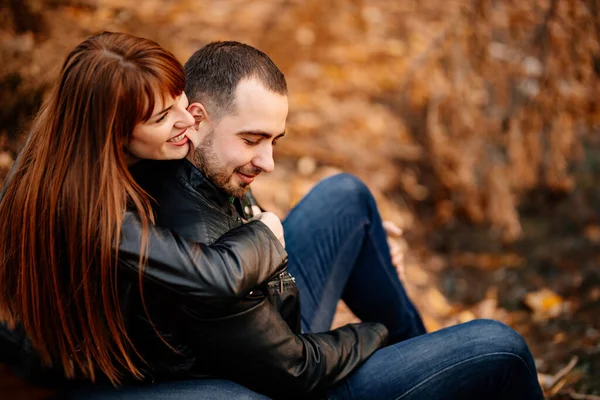 Nahaufnahme. Paar im Herbstpark. — Stockfoto