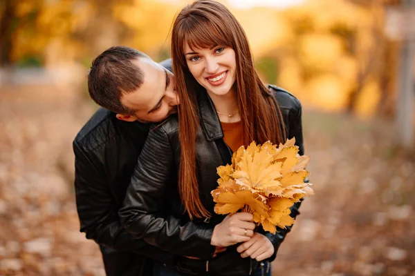 Uomo e donna con foglie di acero giallo — Foto Stock