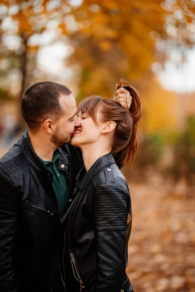 Leuk liefdevol paar flirten in Park herfst. — Stockfoto