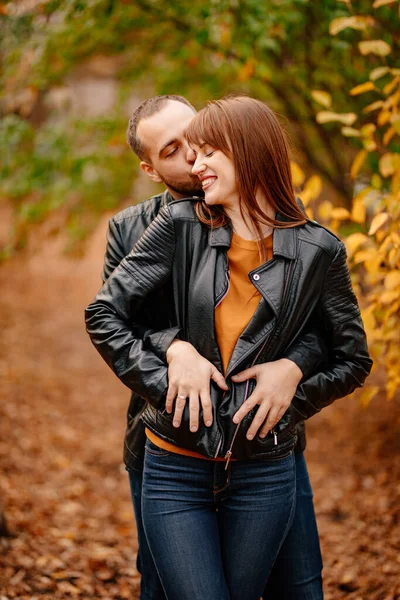 Paar beim Spazierengehen im Herbstpark. Romantischer Spaziergang. — Stockfoto