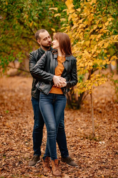 Paar beim Spazierengehen im Herbstpark. Romantischer Spaziergang. — Stockfoto