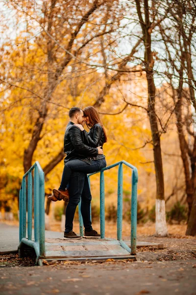 秋の公園の橋の上の男と女 — ストック写真