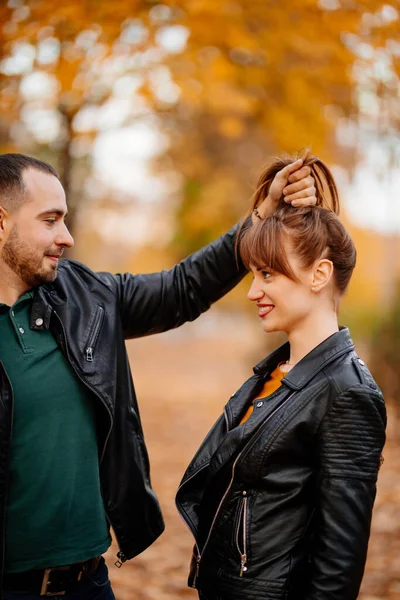 Kul kärleksfullt par flirta i Park höst. — Stockfoto