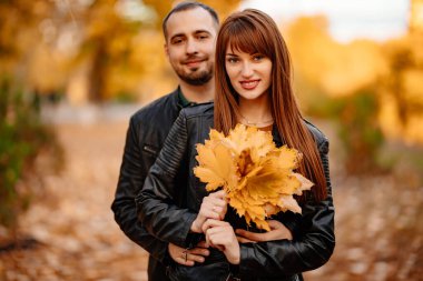 Sarı akçaağaç yapraklı kadın ve erkek