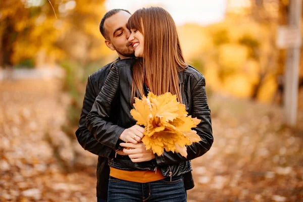 Hombre y mujer con un de hojas de arce amarillo —  Fotos de Stock