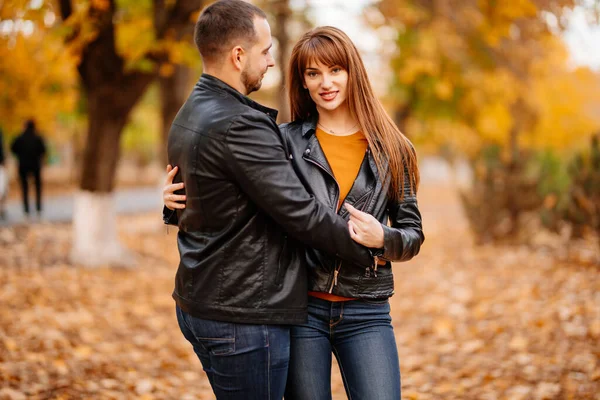 Couple câlin dans le parc d'automne près de la rivière. — Photo