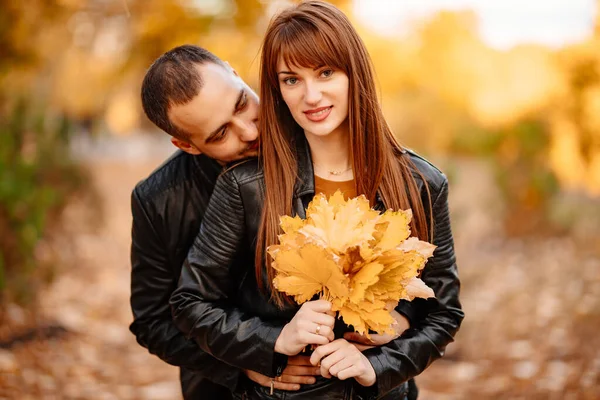 Άνδρας και γυναίκα με κίτρινα φύλλα σφενδάμου — Φωτογραφία Αρχείου